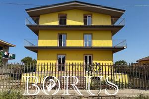 Intero stabile su tre livelli e seminterrato LT12