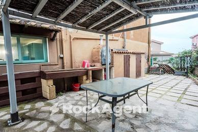 APPARTAMENTO SU DUE LIVELLI CON GIARDINO PRIVATO