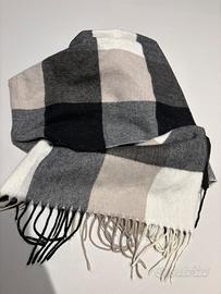 Sciarpa nera grigia e bianca a quadretti