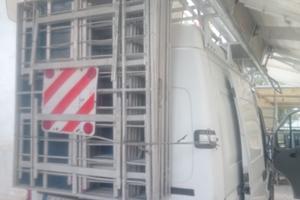 Camion commerciale per vestiti e indumenti