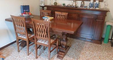 tavolo in legno massiccio con 4 sediie