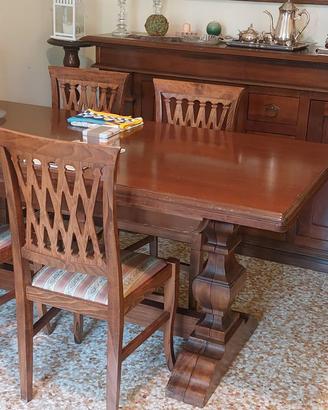 tavolo in legno massiccio con 4 sediie