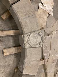 Antico portale in pietra