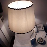 Lampada da tavolo o comodino con paralume. 