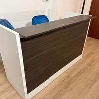 Desk bancone reception.