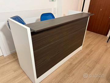 Desk bancone reception.