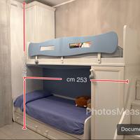 Cameretta per bambini con letti a castello