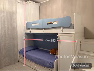 Cameretta per bambini con letti a castello