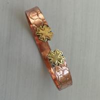 bracciale rigido con quadrifogli dorati