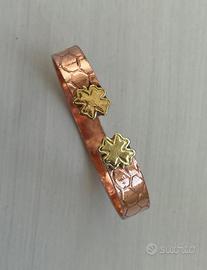 bracciale rigido con quadrifogli dorati