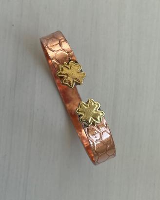 bracciale rigido con quadrifogli dorati