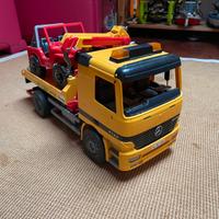 Camion con rimorchio e macchina