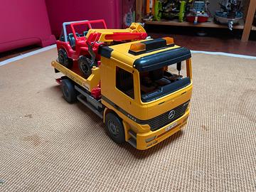 Camion con rimorchio e macchina