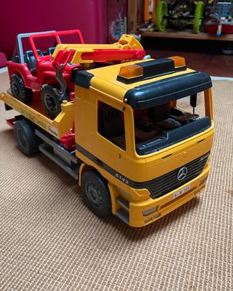 Camion con rimorchio e macchina