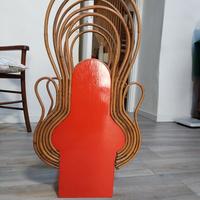 oggetto curioso in vimini, e legno laccato arancio