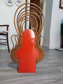oggetto curioso in vimini, e legno laccato arancio