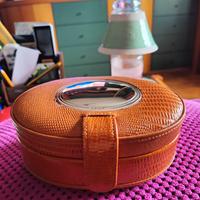 Portagioie in pelle e placca d'argento 