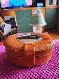 Portagioie in pelle e placca d'argento 