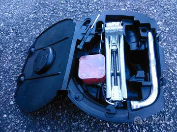 KIT RICAMBI POLO VOLKSWAGEN 2003 LUCI CRIC FARI