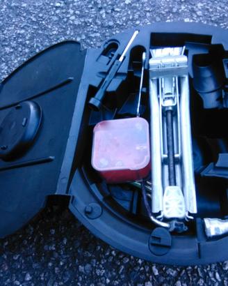 KIT RICAMBI POLO VOLKSWAGEN 2003 LUCI CRIC FARI