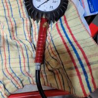 manometro per pressione pneumatici