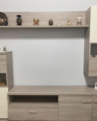 Parete attrezzata con tavolo allungabile e sedie