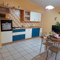 cucina con tavolo e sedie