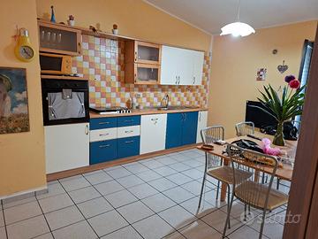 cucina con tavolo e sedie