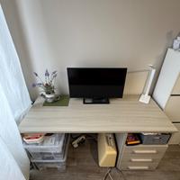 Scrivania in legno chiaro con cassettiera