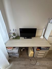 Scrivania in legno chiaro con cassettiera