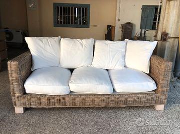 Divano in rattan di pregio con cuscini