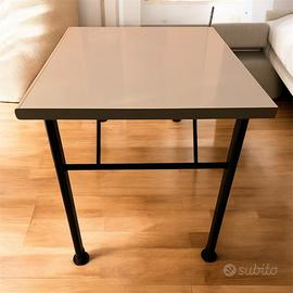 Scrivania piano bianco gambe nere