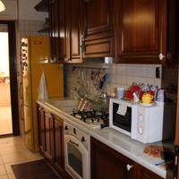 cucina a parete con credenza tavolo e 4 sedie 