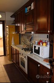 cucina a parete con credenza tavolo e 4 sedie 