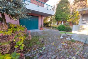 Vismara villa bifamiliare giardino taverna mansard