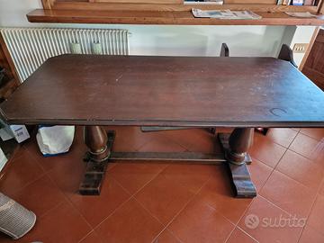 Tavolo, sedie e divanoletto