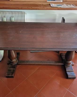 Tavolo, sedie e divanoletto