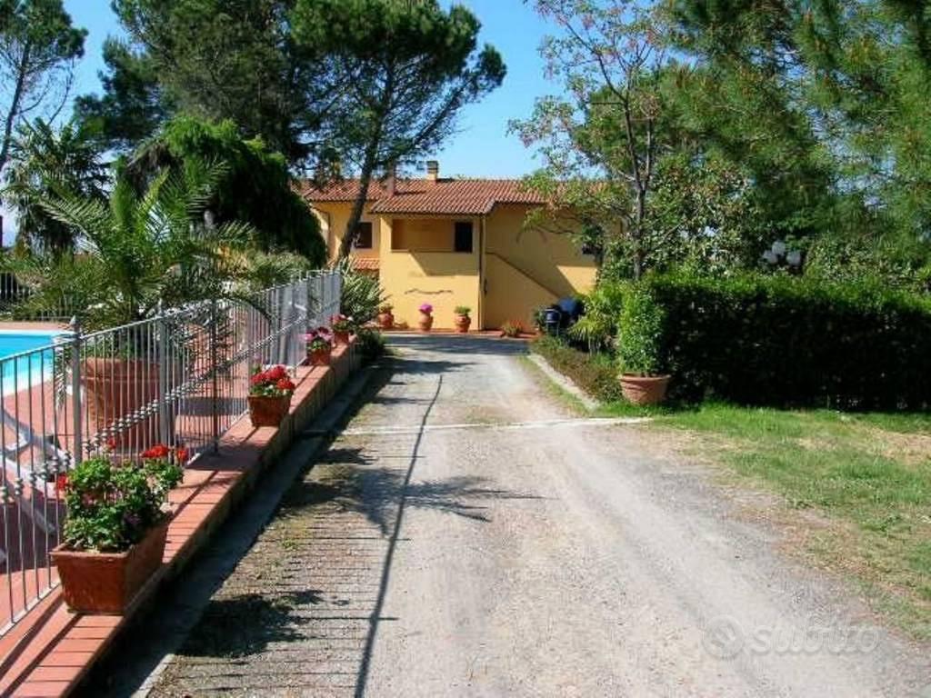 Rustico / Casale di 700 m² con più di 5 locali e b - Vista 3