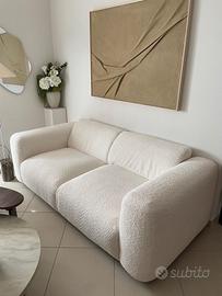Divano Pogni bouclé bianco – come nuovo (205 cm)