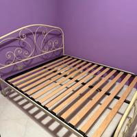 Letto matrimoniale in ferro battuto e rete a doghe