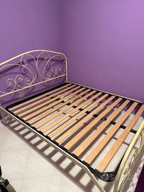 Letto matrimoniale in ferro battuto e rete a doghe
