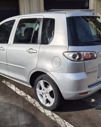Mazda 2 1400 TD anno 2006 con gancio di traino