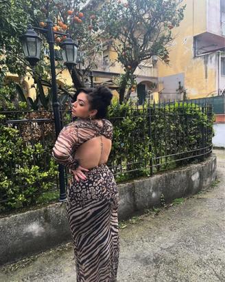 Abito lungo animalier con schiena scoperta