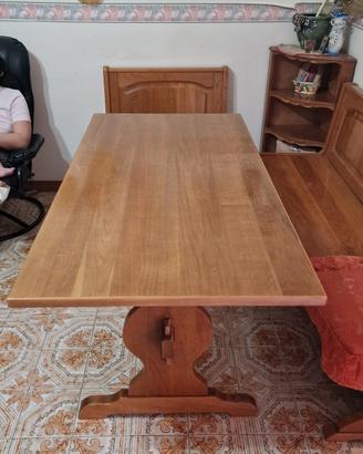 tavolo e panche in legno