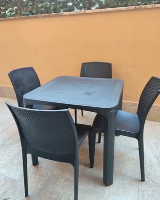 Tavolo da giardino + 4 sedie 
