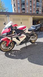 Moto leggermente graffiata