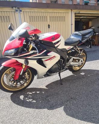 Moto leggermente graffiata