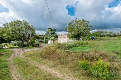 VILLA INDIPENDENTE CON CORTE DA RISTRUTTURARE