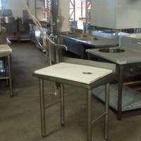Tavolo in acciaio inox e teflon per la pulizia del