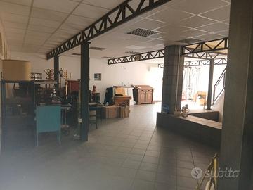 Locale commerciale 380 mq eroi d'ungheria